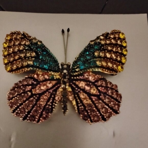 Stunning Brooch Butterfly Shape Metal and Rhinestones Colorful Vibrant Sparkly - Picture 6 of 9